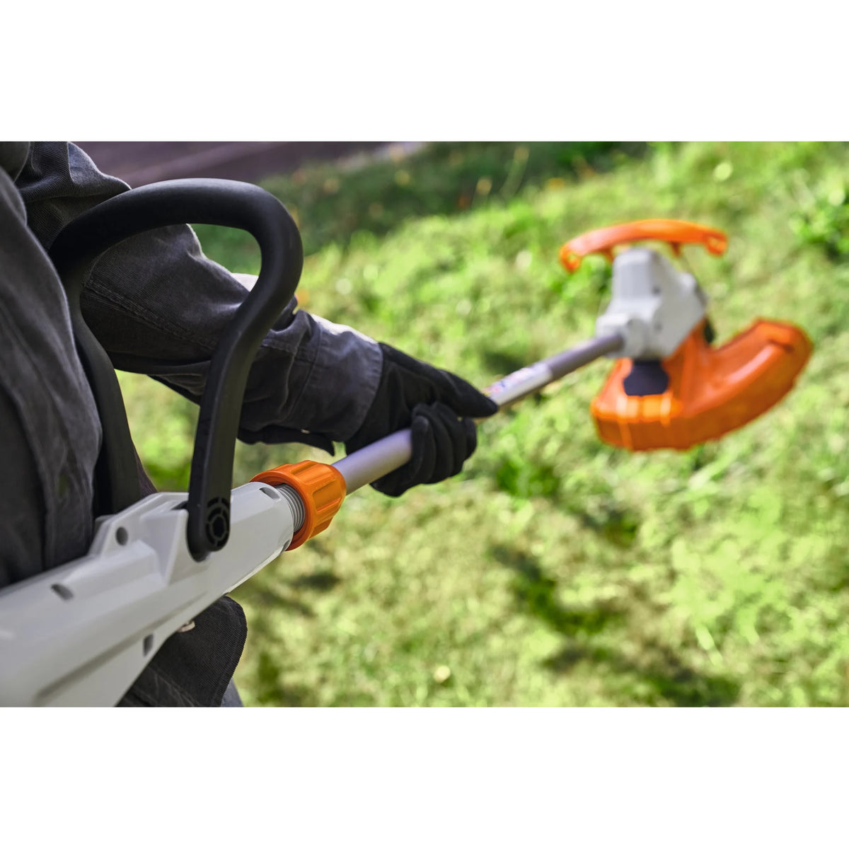 Desbrozadora STIHL FSA 50 sin batería ni cargador - detalle de la zona de batería y control